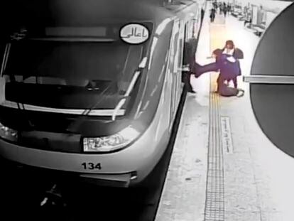 Captura del vídeo difundido por Irán en el que se ve a las dos amigas de Armita Geravand sacándola del metro de Teherán, el pasado 1 de octubre.