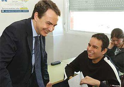 José Luis Rodríguez Zapatero charla con un alumno del instituto Satafi, en Getafe, que ayer visitó.