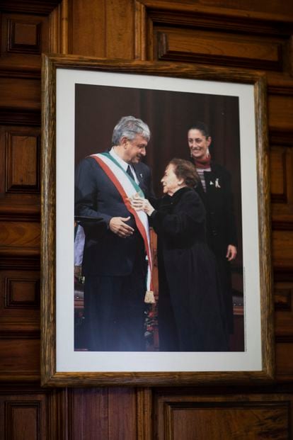 Sheinbaum tiene una foto en su despacho en la que sale junto al presidente, Andrés Manuel López Obrador y Rosario Ibarra de Piedrra, líder histórica de los desaparecidos en los años setenta.