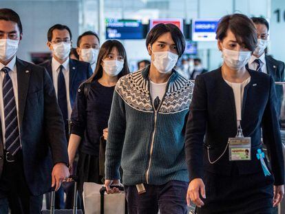 Mako Komuro, exprincesa de Japón, junto a su marido Kei Komuro en su salida a Nueva York desde el aeropuerto internacional de Haneda, Tokio.