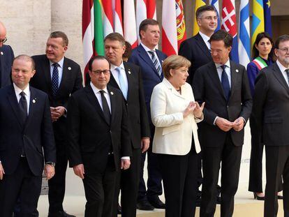 Los líderes europeos se colocan para hacerse la foto de familia durante la cumbre por el 60 aniversario del Tratado de Roma.