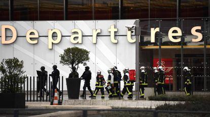 Policies i bombers, aquest matí, a l'aeroport de París-Orly.