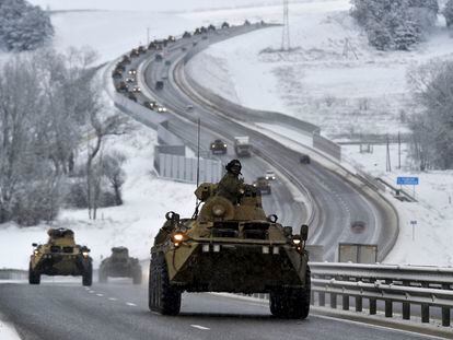 Un convoy militar ruso se traslada por una carretera de Crimea, el martes.