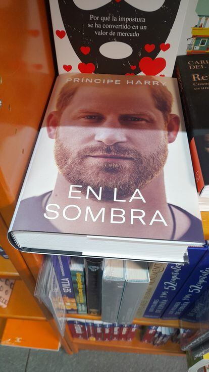 Las memorias del príncipe Enrique fotografiadas a la venta en una librería de Madrid.
