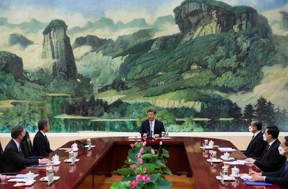 El secretario de Estado de Estados Unidos, Antony Blinken (segundo por la izquierda), durante la reunión de las delegaciones de EE UU y China,  con la presencia del presidente Xi Jinping. 