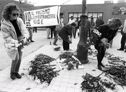 Varias personas colocan flores, en 1992, en el lugar en el que fue asesinada Lucrecia Pérez.