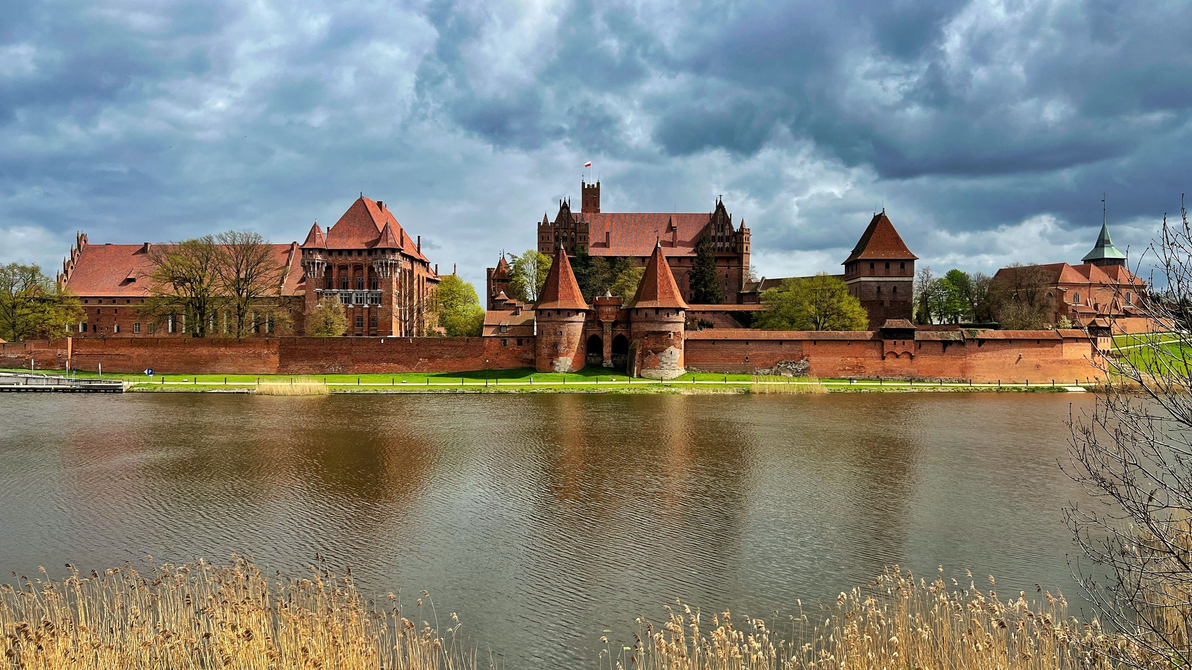 Castillo de Malbork, la mayor fortaleza del mundo construida en ladrillo. 