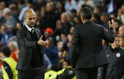 L'entrenador del City, Pep Guardiola, saluda l'entrenador del Barça, Luis Enrique, en finalitzar el partit.