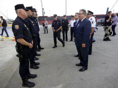 Juan Ignacio Zoido visita en Barcelona a los agentes de la Polic&iacute;a y la Guardia Civil all&iacute;.