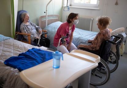 Una trabajadora habla con una mujer en una residencia de mayores de Ammerschwihr (Francia), el pasado 16 de abril.