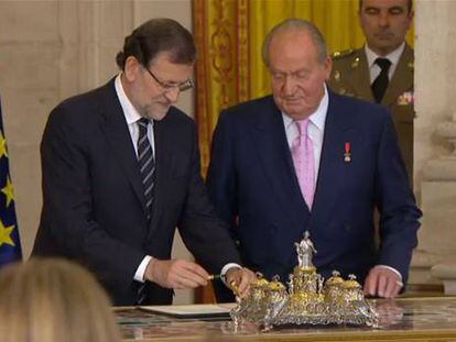 El Rey Juan Carlos firma la ley de su abdicación