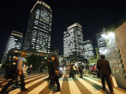 Viandantes en un paso de peatones en el centro de Tokio.