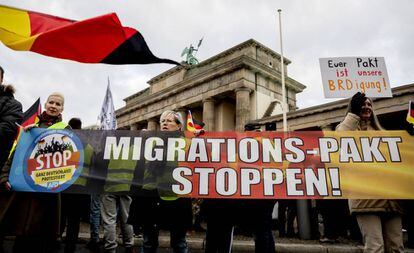 Cartel con el mensaje “Stop al pacto migratorio”, el mes pasado en una manifestación xenófoba en Berlín.