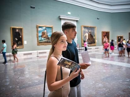 Dos jóvenes visitan el Museo del Prado.