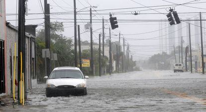 Una calle inundada en Daytona Beach (Florida) este viernes.