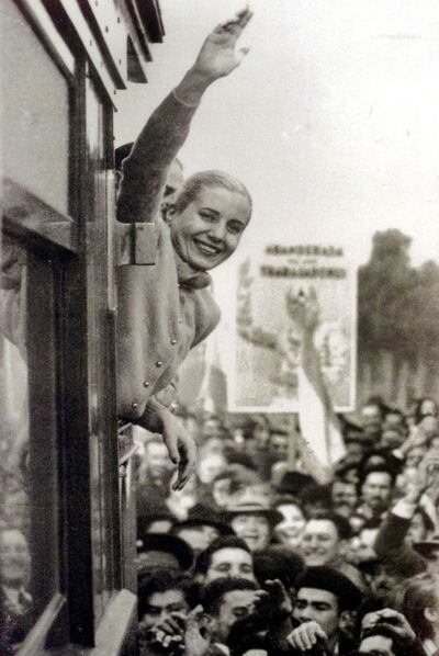 Eva Perón saludando a sus seguidores.