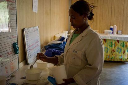 Una enfermera prepara las leches preparadas en Etiop&iacute;a. 