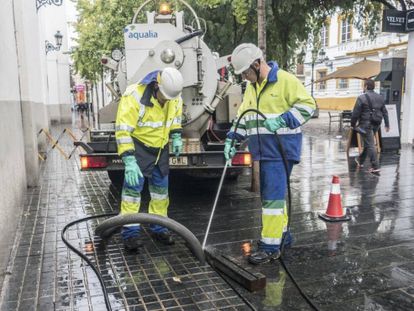 Trabajadores de Aqualia en labores de limpieza del alcantarillado.