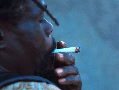 Un joven fuma marihuana en Kingston (Jamaica), en una imagen de archivo.