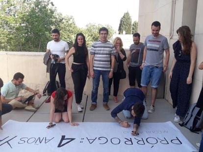 Los investigadores en formación de la Universitat de València confeccionan una pancarta reivindicativa en la sede del Rectorado. Foto: STEPV