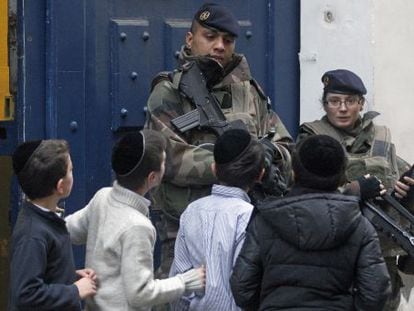 Soldados franceses hacen guardia a la entrada de un colegio jud&iacute;o, este martes en Par&iacute;s.