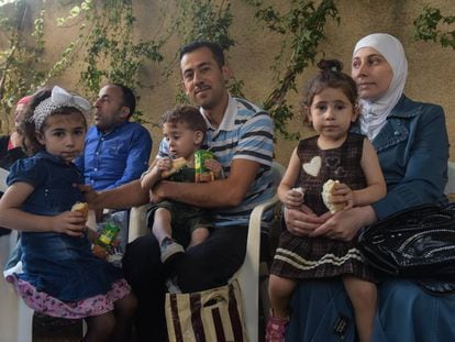 Refugiados sirios en Líbano, ayer, preparados para su viaje a España