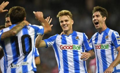 Martin Odegaard celebra con sus compañeros el primer gol de la Real Sociedad al Alavés
