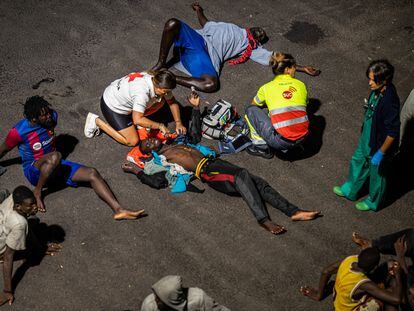 Personal de rescate auxilia a los migrantes en el puerto de La Restinga, en El Hierro, este sábado.