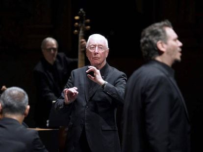 El director William Christie (c) y el alemán Wilhelm Schwinghammer (d), en el papel de el Rey, durante la representación en versión de concierto de la ópera Ariodante en el Teatro Real, en Madrid. 