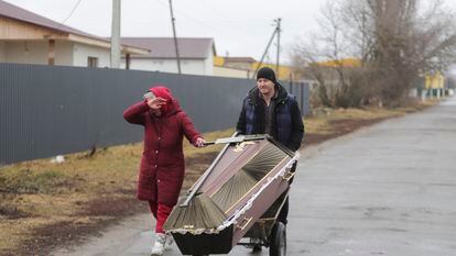 Habitantes de la pequeña ciudad de Borodianka, cerca de Kiev, llevan un ataúd, el pasado 3 de marzo.