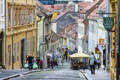 Calle peatonal en el barrio más antiguo de Zagreb (Croacia).