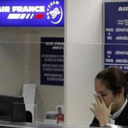 Una empleada de la empresa Air France trabaja en una oficina del aeropuerto Tom Jobim de Río de Janeiro (Brasil).