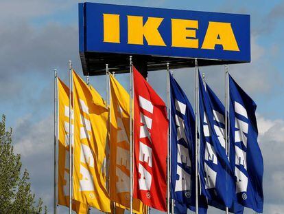 Banderas y logo de Ikea.