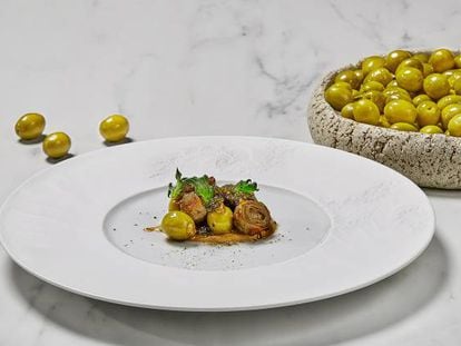 Aceitunas Manzanilla, alcachofas y caviar de intercambio, una receta creada por el chef Ricard Camarena