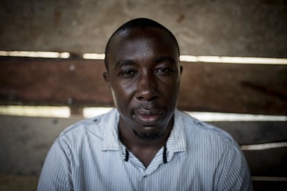 Isaac nació en 1986 en Uganda. Su padre murió cuando él tenía cuatro años y sus parientes se quedaron con su negocio, su casa y todas sus pertenencias. Y las vendieron. Su madre fue obligada a casarse con otro hombre de la aldea, pero ella se negó. Como consecuencia de esta decisión, fue rechazada por todas las familias de su entorno. Al poco tiempo enfermó de cáncer de pulmón y, al no tener nada de dinero, envió a Isaac y a su hermano a Kampala, donde supuestamente un amigo debía recogerlos y hacerles un préstamo para pagar las medicinas.