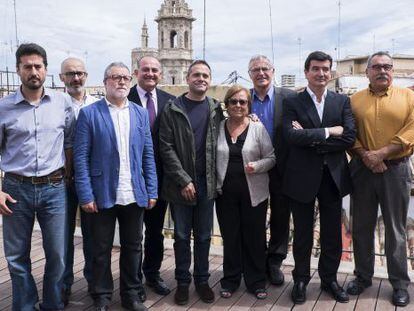 Candidatos de los partidos y portavoces de los vecinos de El Cabanyal-Canyamelar, ayer.