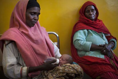 Una mujer somalí da el biberon a su hijo recien nacido en una sala del Hospital Banadir de Mogadiscio. En Somalia la mayoría de mujeres han sufrido la mutilación genital, lo que provoca que los partos sean muy dolorosos.