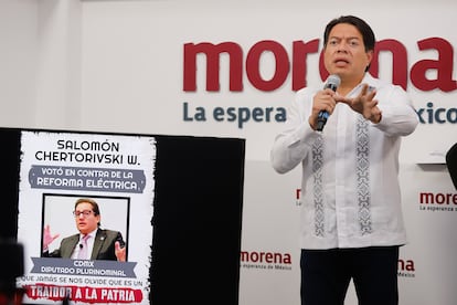 El presidente nacional de Morena, Mario Delgado, expone un cartel con la imagen del diputado Salomón Chertorivski, el pasado lunes en Ciudad de México.