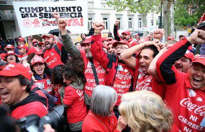 Trabajadores de Coca-Cola celebrando el pasado 15 de abril la sentencia del Supremo que declaró nulo el ERE en la embotelladora