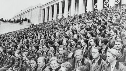 Mujeres en un mitin nazi en el estadio Zeppelin, en la ciudad de Núremberg, en una imagen sin datar.