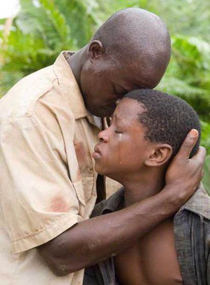 Djimon Hounsou y Kagiso Kuypers, en <i>Diamante de sangre.</i>