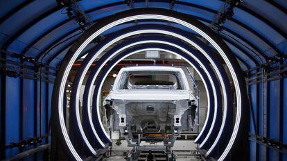 Proceso de montaje con la última tecnología en la factoría Volkswagen en Landaben, Pamplona.