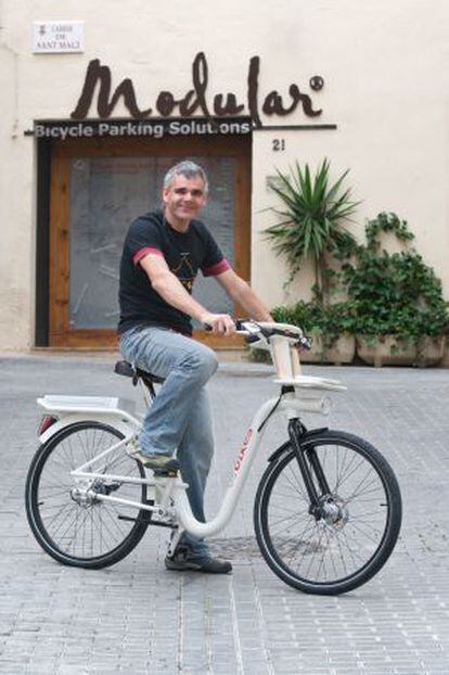 Eduard Sentís, socio de Edse Inventiva, en una bicicleta Urbike