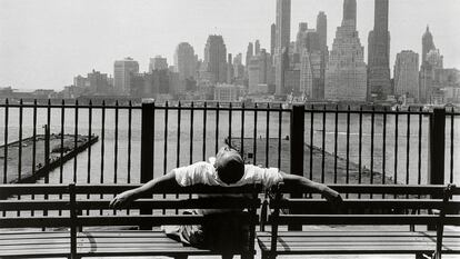 'Brooklyn Promenade', una de las fotografías más conocidas de Louis Stettner, tomada en Nueva York en 1954.