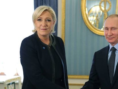 El presidente ruso Vladimir Putin juntos con la candidata francesa al Elíseo Marine Le Pen.