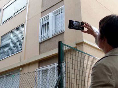 Paloma Villamor, de Tinsa, hace fotos del edificio donde est&aacute; la vivienda que va a tasar. 