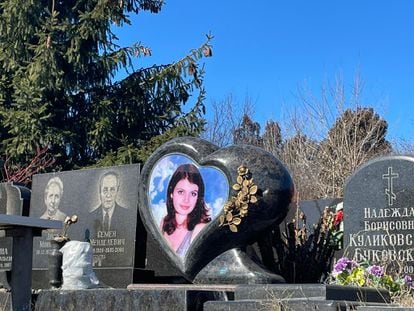 Tumbas en el cementerio del crematorio de Kiev