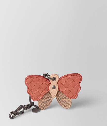 Un divertido llavero de cuero napa para adornar un bolso o almacenar las llaves. Las alas de la mariposa incorporan el icónico trenzado a mano de Bottega Veneta. Precio: 290 euros