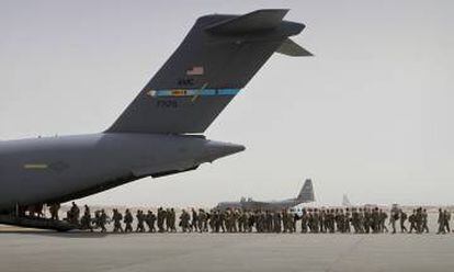 Tropas estadounidenses abandonan Afganistán desde la base de Bagram.