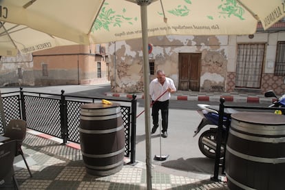 Un hombre barrió una de las calles de la ciudad de Hinanea en Granada, donde se ubicó el sábado a las 11:30 horas el epicentro de un sismo de 4,2 grados.
